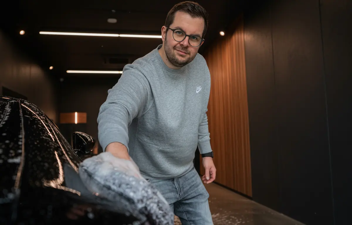 Marvin Mieth washing a black car in the Glossboss studio